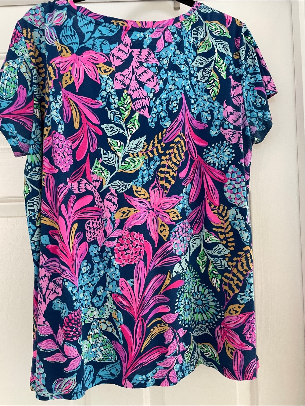 Lilly Pulitzer XL Navy V-Neck Short Sleeve Meredith T shirt - Picture 5 of 9